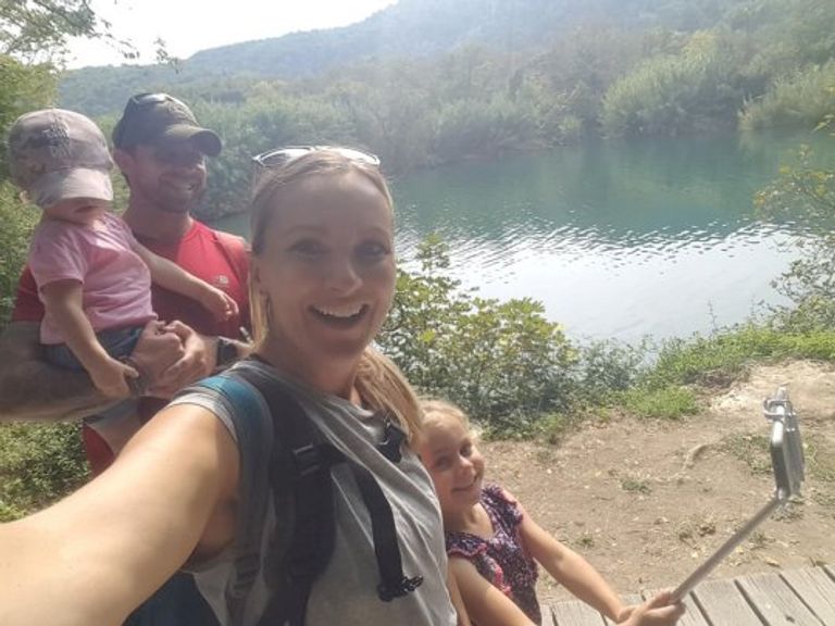 تستقيل من وظيفتها وتبيع منزلها لتجوب العالم مع عائلتها