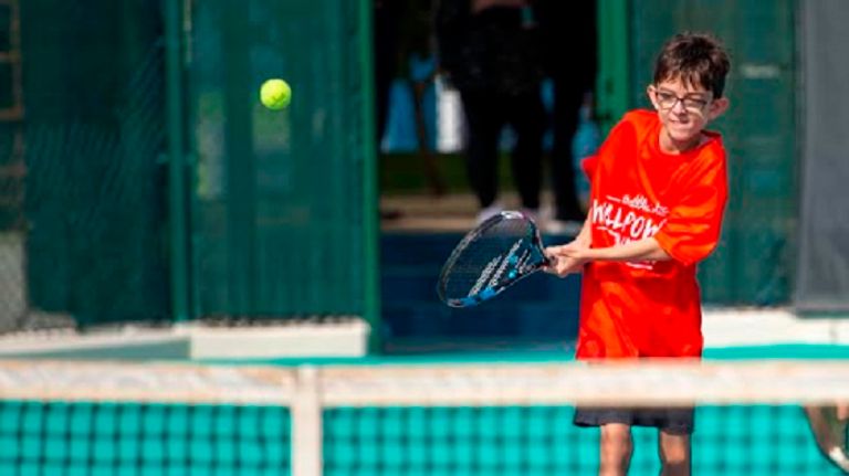 كيفن أندرسون مع لاعبي الأولمبياد الخاص