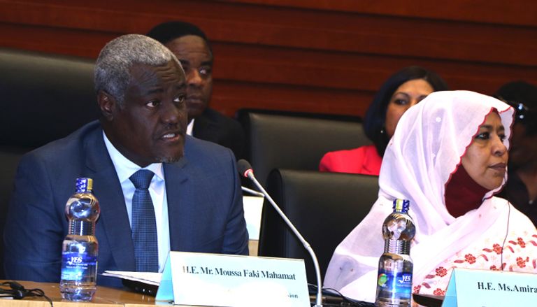 جانب من لقاء وزير الخارجية الصيني مع رئيس مفوضية الاتحاد الأفريقي