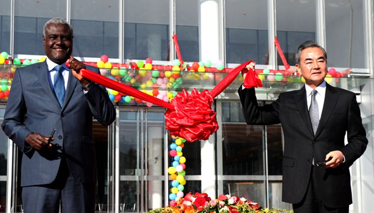 جانب من لقاء وزير الخارجية الصيني مع رئيس مفوضية الاتحاد الأفريقي