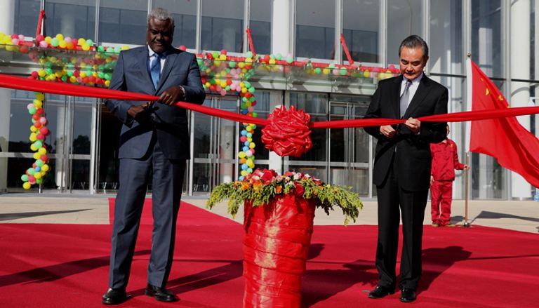جانب من لقاء وزير الخارجية الصيني مع رئيس مفوضية الاتحاد الأفريقي
