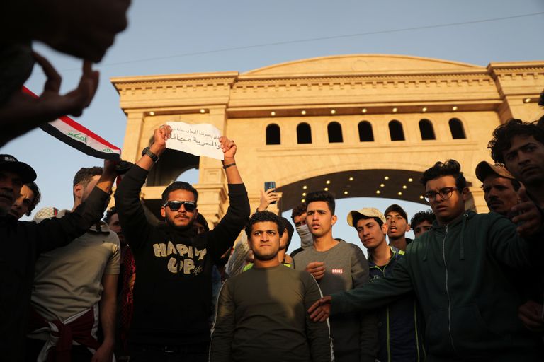 "مسرح الشارع" نهج شباب البصرة للاحتجاج السلمي