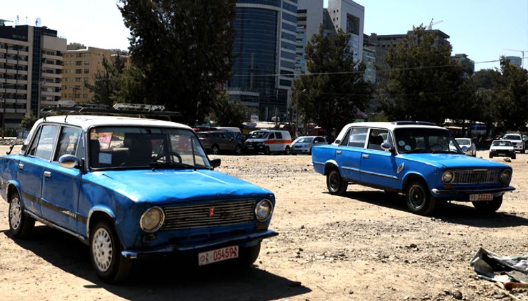 طرازات قديمة من "لادا" تزاحم أحدث سيارات الأجرة في أديس أبابا