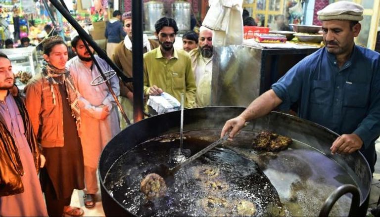 بيشاور تعود مقصدا لمحبي الأطعمة بعد تحسن الأوضاع الأمنية في باكستان