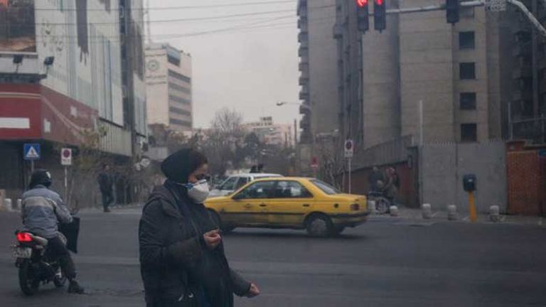 إيرانية تضع واقيا على أنفها بسبب تفشي الرائحة في أرجاء طهران إيرانية ترتدي واقيا إثر الرائحة الكريهة بطهران
