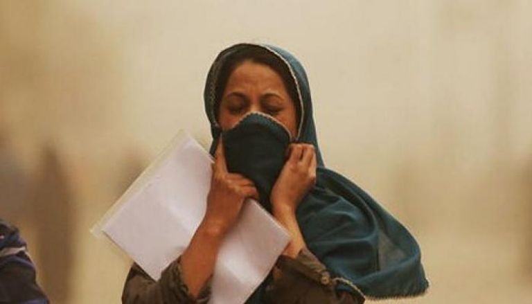 إيرانية ترتدي واقيا إثر الرائحة الكريهة بطهران