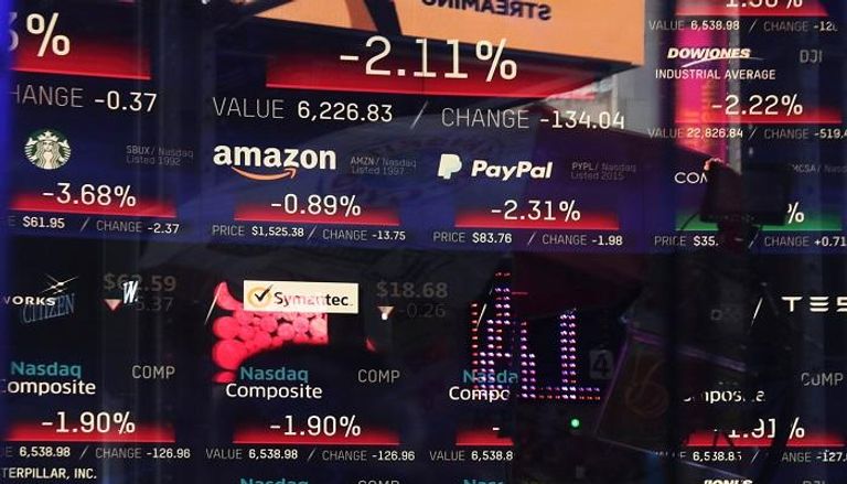 شاشة تظهر أسعار الأسهم في سوق ناسداك بمدينة نيويورك