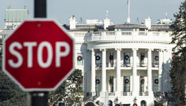 علامة "قف" بالقرب من البيت الأبيض في واشنطن