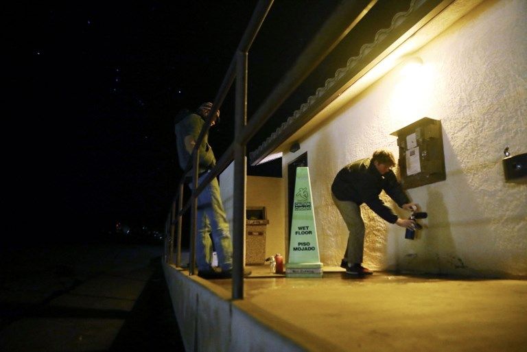 علامة "قف" بالقرب من البيت الأبيض في واشنطن