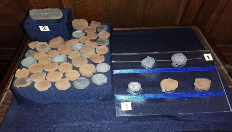 نماذج من العملة في العصر الروماني معروضة في المتحف المصري 