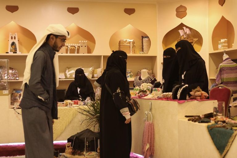 بعض زوار مهرجان الجنادرية يتفقدون جناح منتجات نزيلات السجون السعودية
