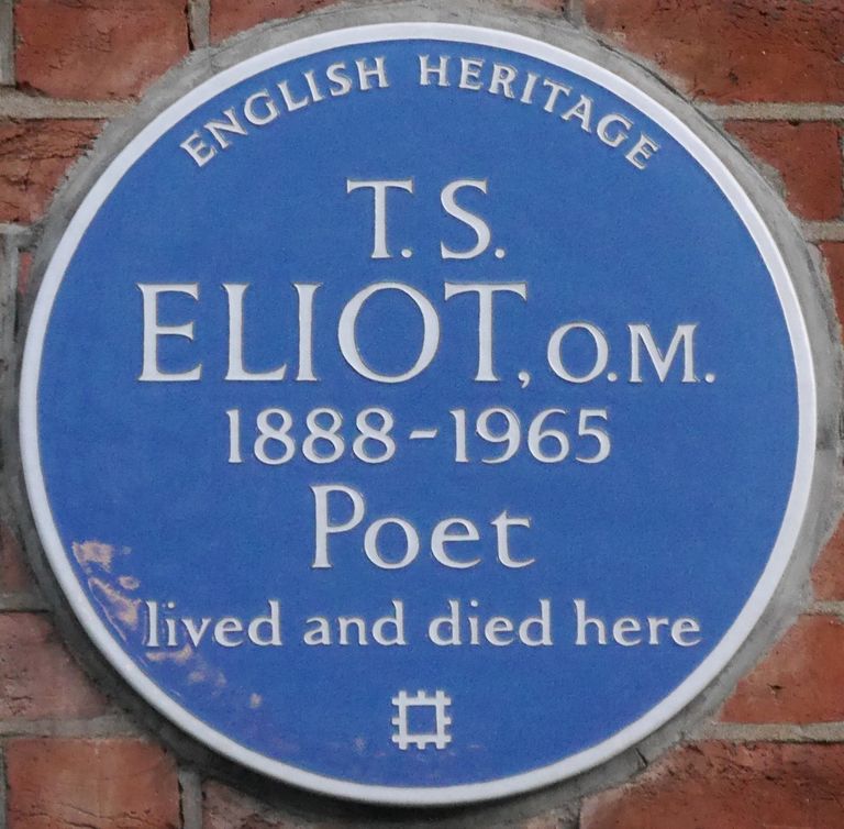 لوحة مثبتة على منزل إليوت في بريطانيا