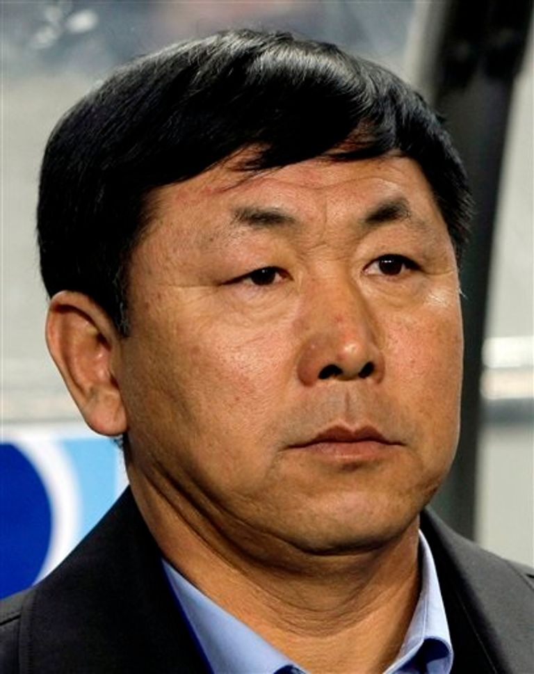 كيم يونج جون مدرب منتخب كوريا الشمالية سفين جوران إريكسون مدرب منتخب الفلبين