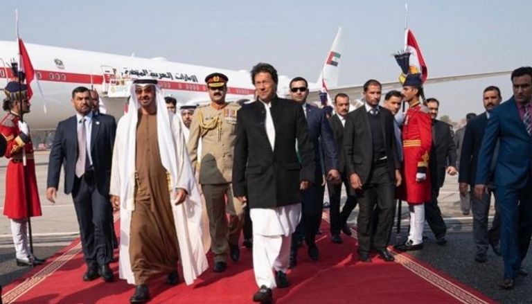 محمد بن زايد يصل إلى إسلام آباد ورئيس وزراء باكستان في مقدمة مستقبليه