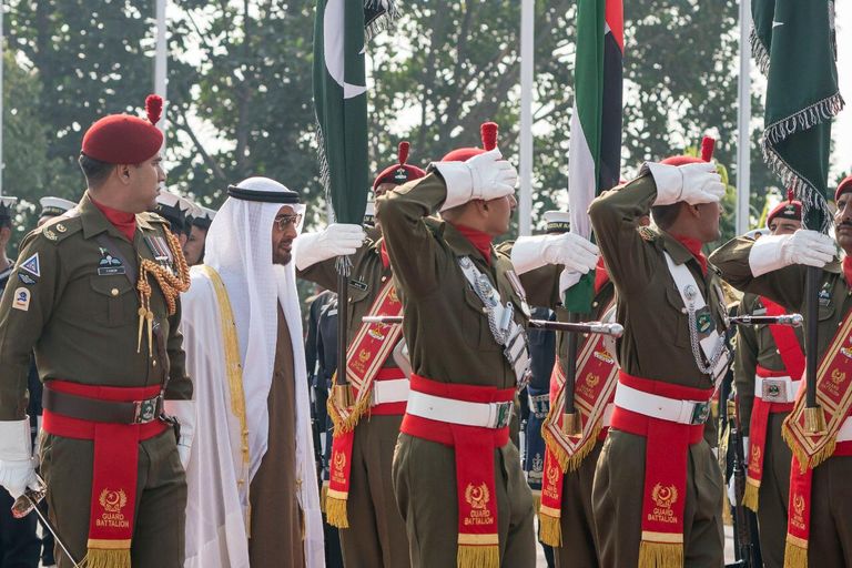 مراسم استقبال رسمية للشيخ محمد بن زايد آل نهيان في باكستان محمد بن زايد يصل إلى إسلام آباد ورئيس وزراء باكستان في مقدمة مستقبليه