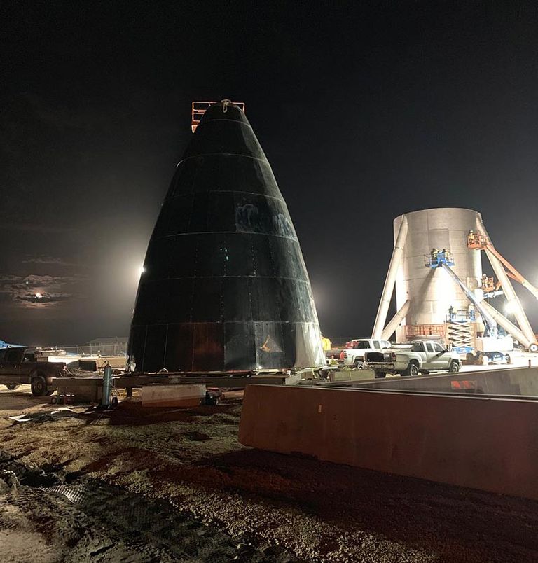 صورة لمركبة الفضاء في موقع العمل