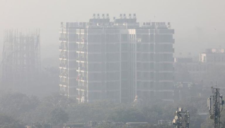 مبنى سكني محاط بالدخان في نيودلهي