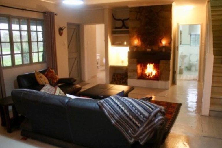 الفندق محاط ببعض الأسود