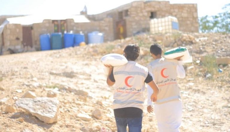 ألف سلة غذائية لـ5 آلاف يمني بصحراء حضرموت من الهلال الأحمر الإماراتي