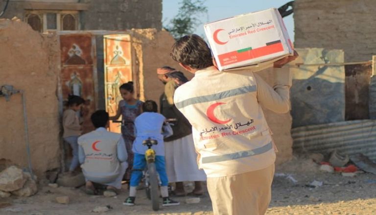 ألف سلة غذائية لـ5 آلاف يمني بصحراء حضرموت من الهلال الأحمر الإماراتي