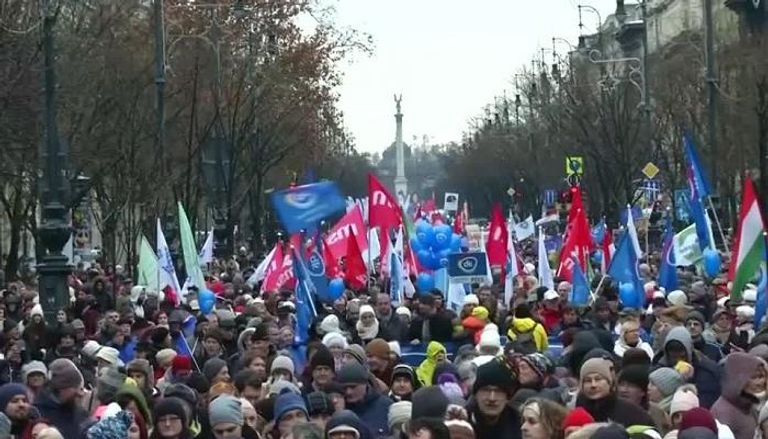 آلاف المجريين يشاركون في احتجاجات ضد قانون العمل - رويترز