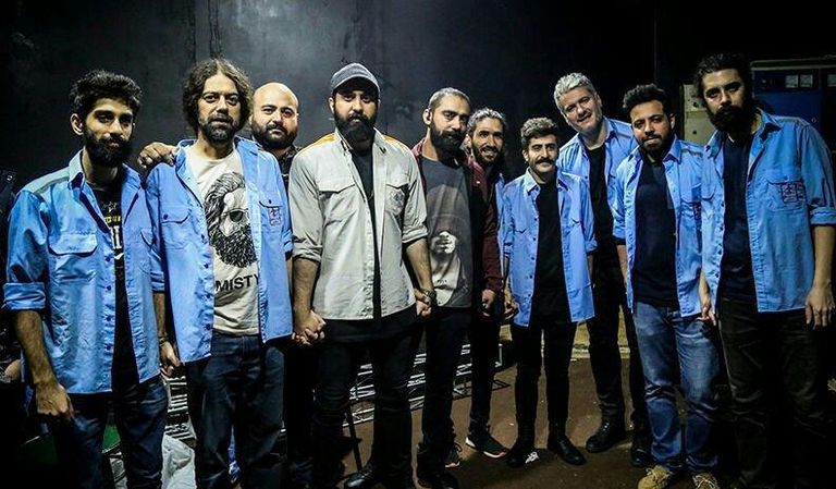 يراحي وفرقته الغنائية بملابس عمال الفولاذ