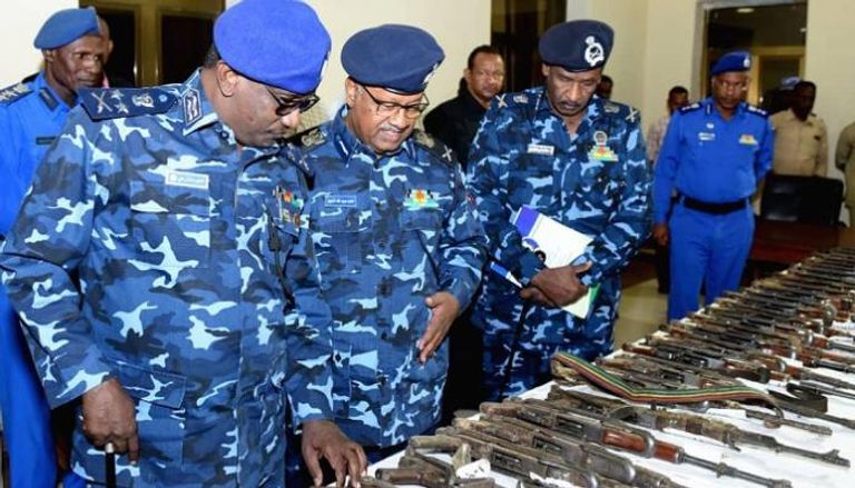 قادة الشرطة السودانية يتفقدون جانبا من الأسلحة المضبوطة