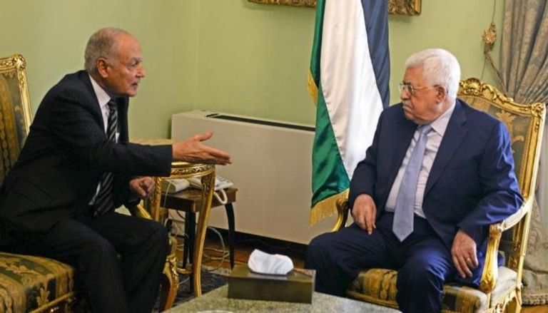 عباس وأبوالغيط خلال لقاء سابق- أرشيفية