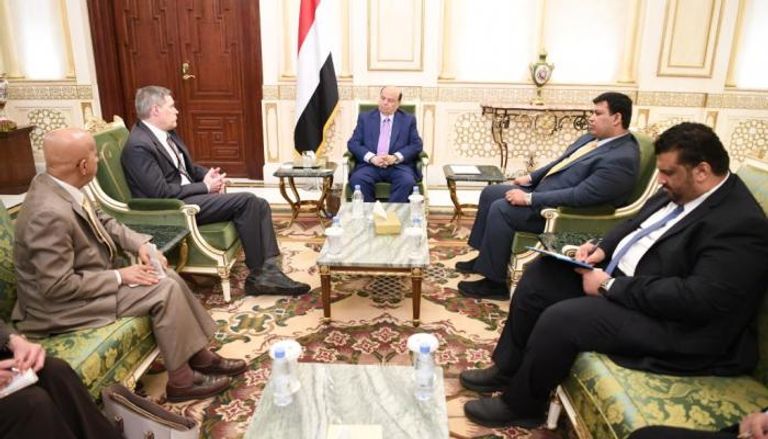 الرئيس اليمني عبدربه منصور هادي خلال لقاء السفير الأمريكي 