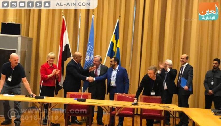 مصافحة بين رئيسي وفدي مشاورات اليمن في السويد