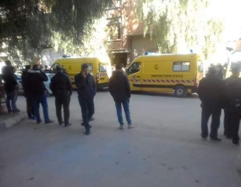 من أمام منزل العائلة التي توفيت بمحافظة باتنة شرق الجزائر إجلاء ضحية تسرب للغاز بالجزائر - أرشيفية