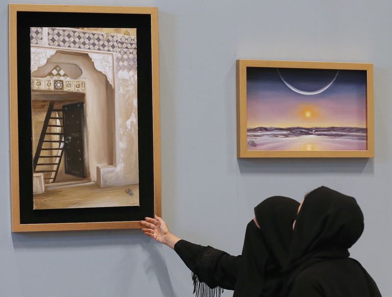 جانب من لوحات التشكيلية الإماراتية هدى الريامي