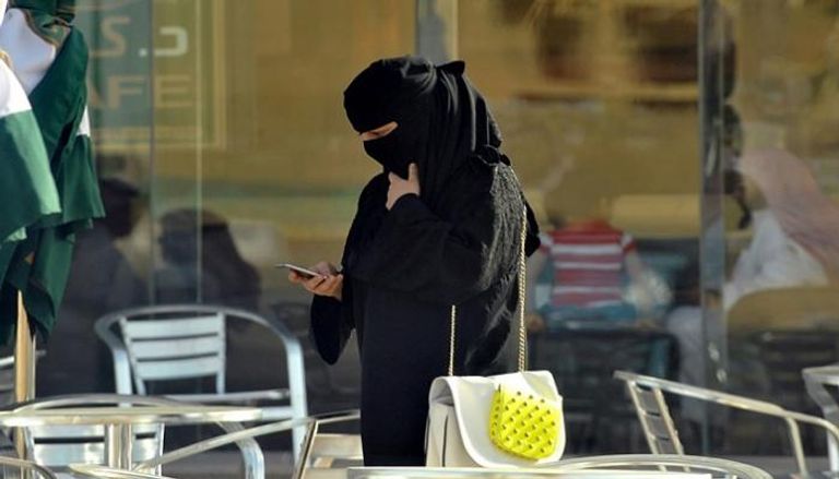 السعوديات يتلقين رسائل نصية بتعديل حالتهن الاجتماعية - صورة أرشيفية