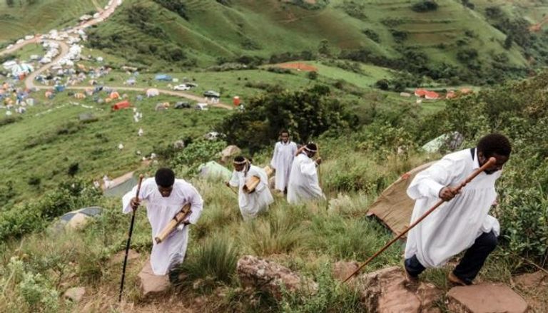 الآلاف يصعدون 80 كيلومترا يوميا لأداء شعائرهم الدينية في جنوب أفريقيا