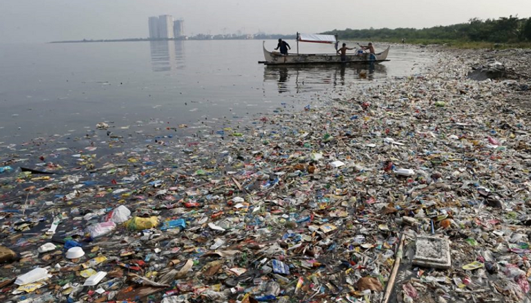 ساحل ملوث بالنفايات في خليج كانيلا في الفلبين
