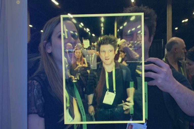 أثناء تجربة المرآة الذكية في معرض CES