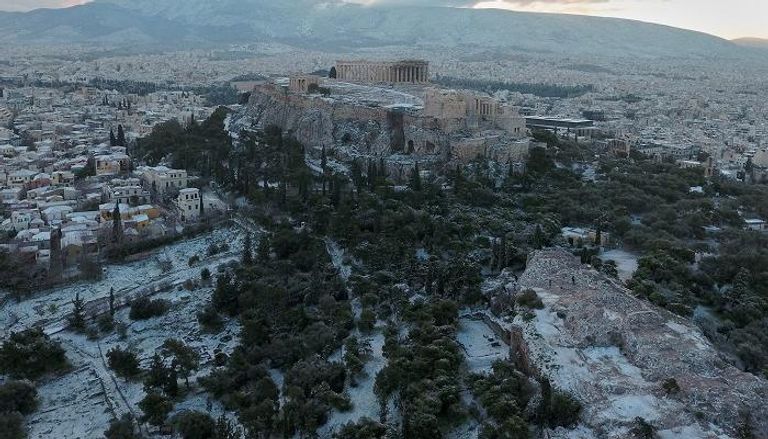 الثلوج تكسو آثار اليونان بعد انخفاض قياسي لدرجات الحرارة