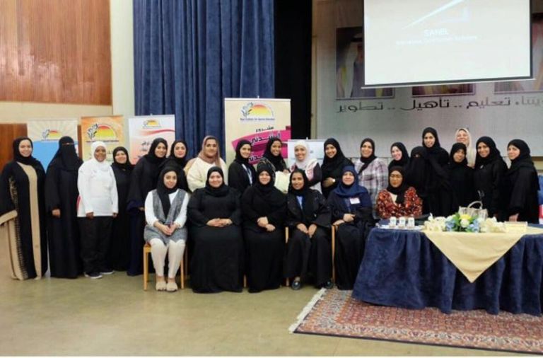 البحرينية لطيفة خالد خلال أحد اجتماعات مشروع