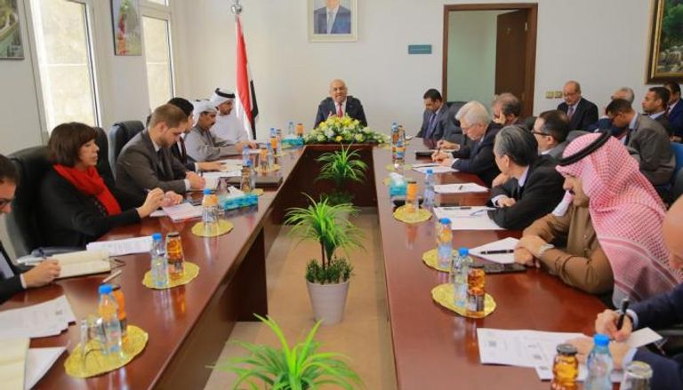 وزير الخارجية اليمني أثناء الاجتماع 