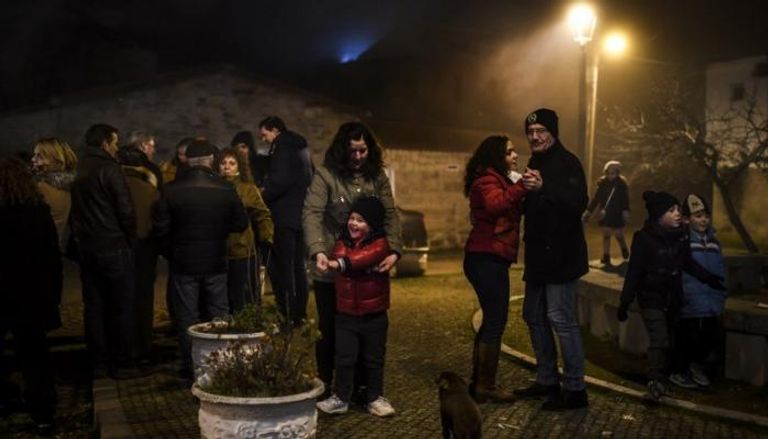 طقس صادم.. أطفال قرية برتغالية يدخنون بموافقة ذويهم احتفالا بالشتاء