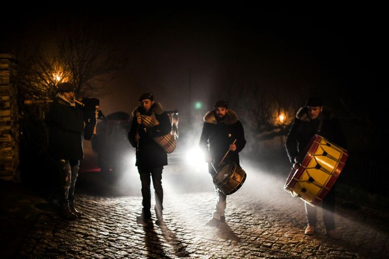 موسيقيون يشاركون في احتفالات عيد الدنح في قرية فالي دي سالجيرو