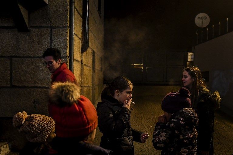 طقس صادم.. أطفال قرية برتغالية يدخنون بموافقة ذويهم احتفالا بالشتاء