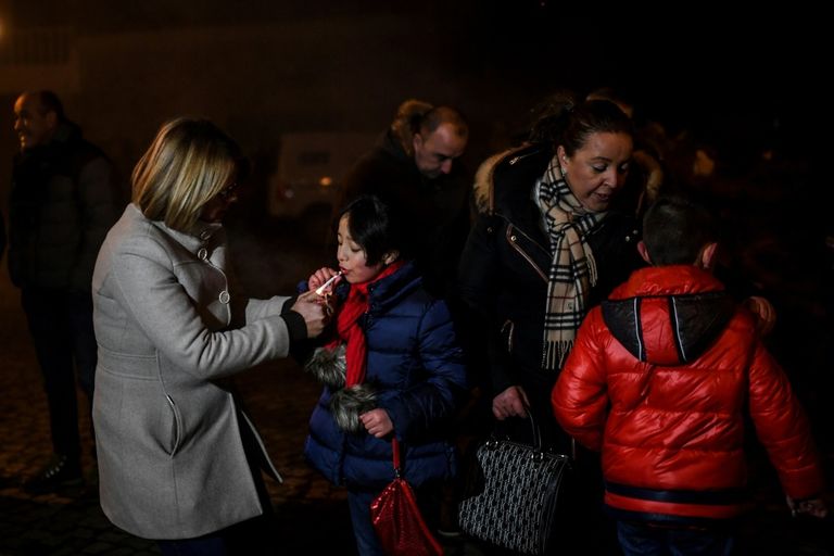  امرأة تشعل سيجارة لطفلة خلال احتفالات عيد الدنح