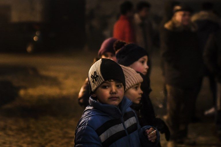 طقس صادم.. أطفال قرية برتغالية يدخنون بموافقة ذويهم احتفالا بالشتاء