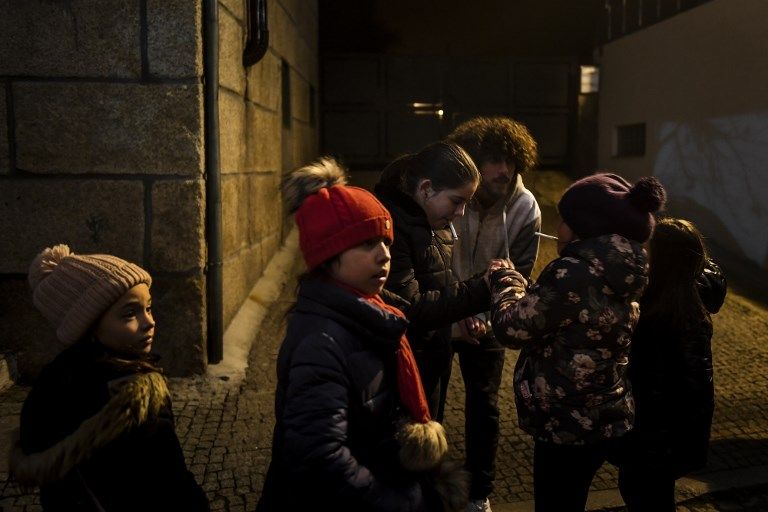 طقس صادم.. أطفال قرية برتغالية يدخنون بموافقة ذويهم احتفالا بالشتاء