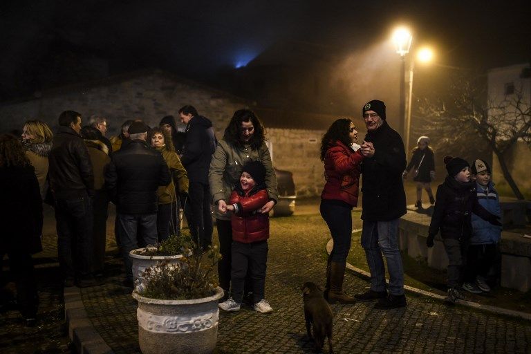 طقس صادم.. أطفال قرية برتغالية يدخنون بموافقة ذويهم احتفالا بالشتاء