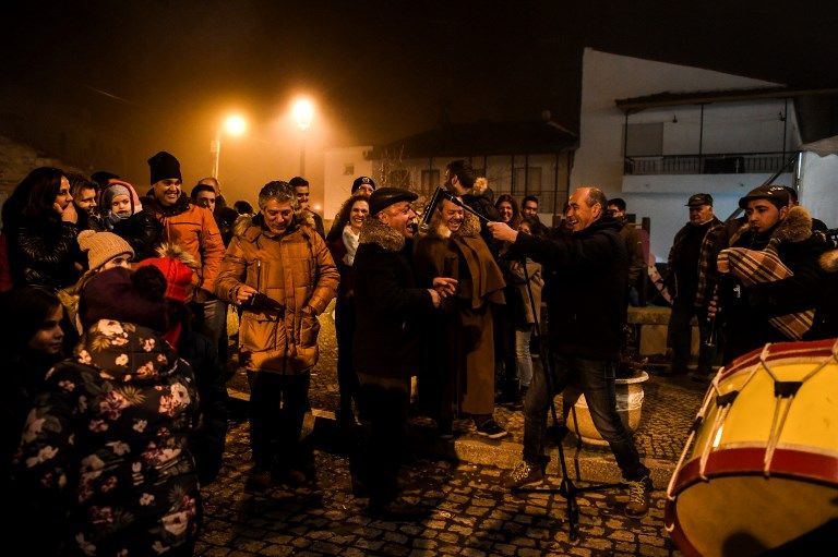 طقس صادم.. أطفال قرية برتغالية يدخنون بموافقة ذويهم احتفالا بالشتاء