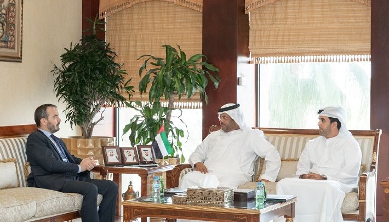 تجارة أبوظبي تبحث التعاون الاقتصادي مع سفيرة لاتفيا