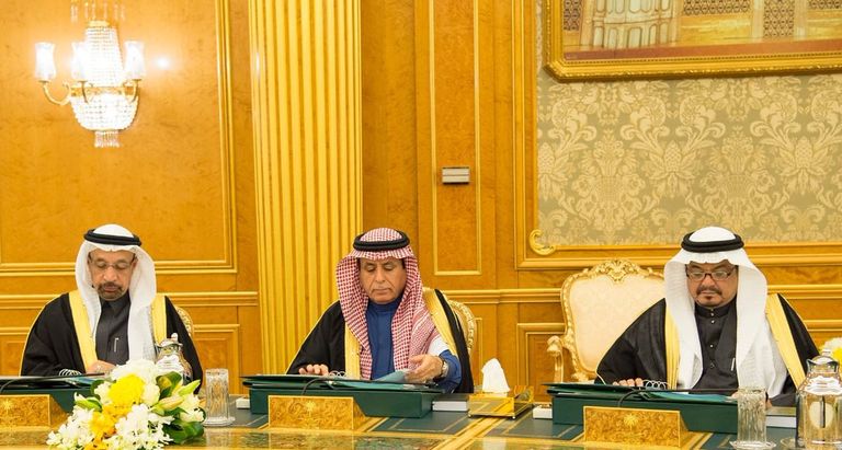 جانب من جلسة مجلس الوزراء اليوم  خادم الحرمين الشريفين خلال جلسة مجلس الوزراء اليوم في قصر اليمامة