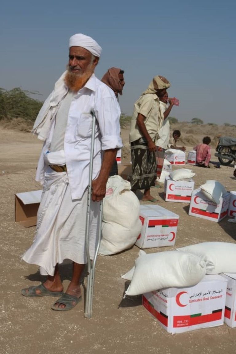 الهلال الأحمر الإماراتي يوزع 120 طنا من المساعدات الغذائية بالحديدة